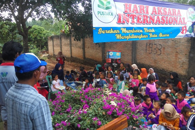 Suporter Arema FC di Lampung Timur ikut peringati Hari Aksara Internasional