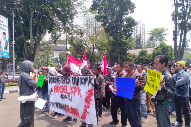 Massa di Bandung demo dukung Revisi UU KPK