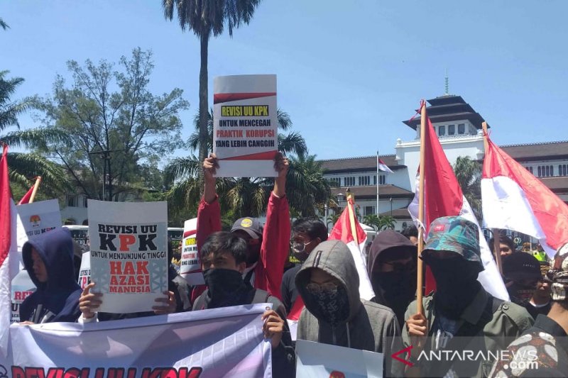 Lagi, Massa di Bandung demo dukung Revisi UU KPK