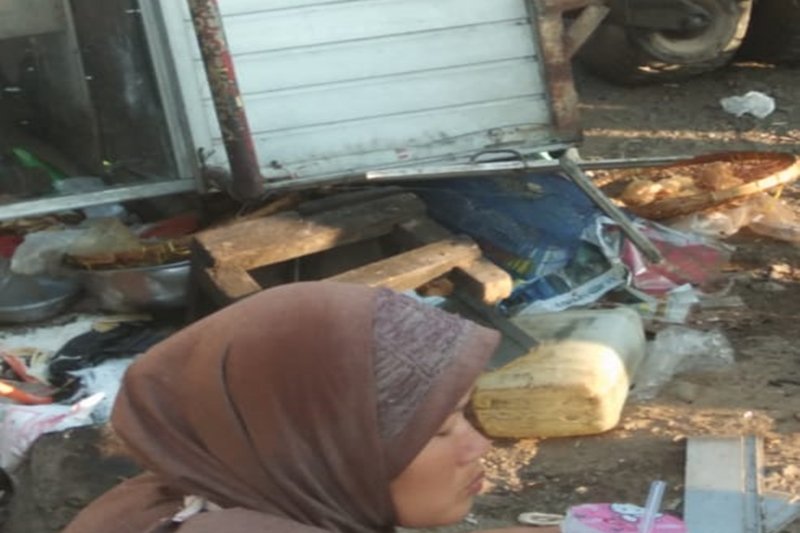 Diduga lupa gunakan rem, truk panjang tabrak warung dan meluncur ke siring