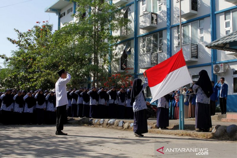 Upacara bendera setengah tiang untul BJ Habibie