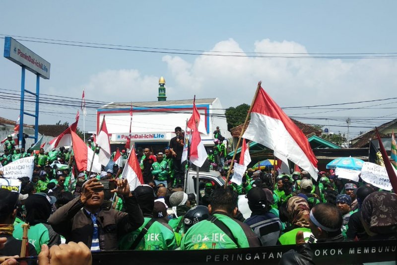 Mitra Gojek tetap terima order layani konsumen meski dipaksa mogok