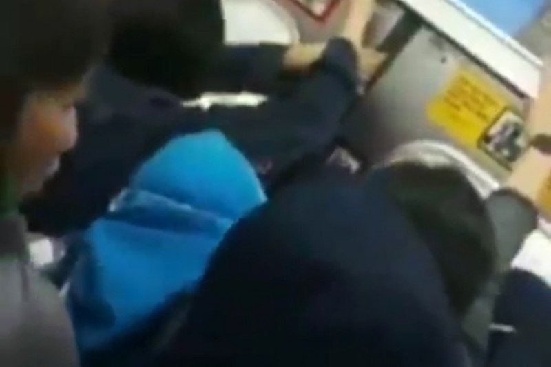 Jari penumpang KRL terjepit pintu dari Stasiun Klender sampai Cakung