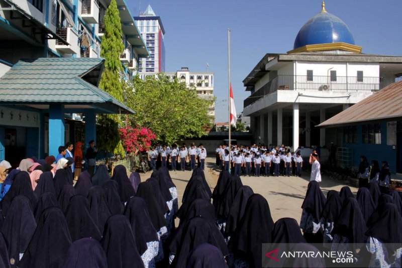 Upacara bendera setengah tiang untul BJ Habibie