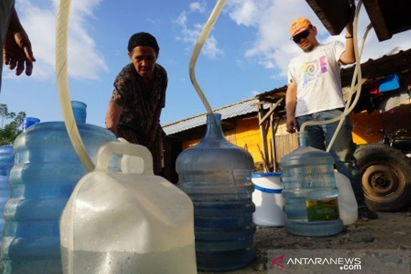 Bantuan air minum bagi penghuni huntara Petobo