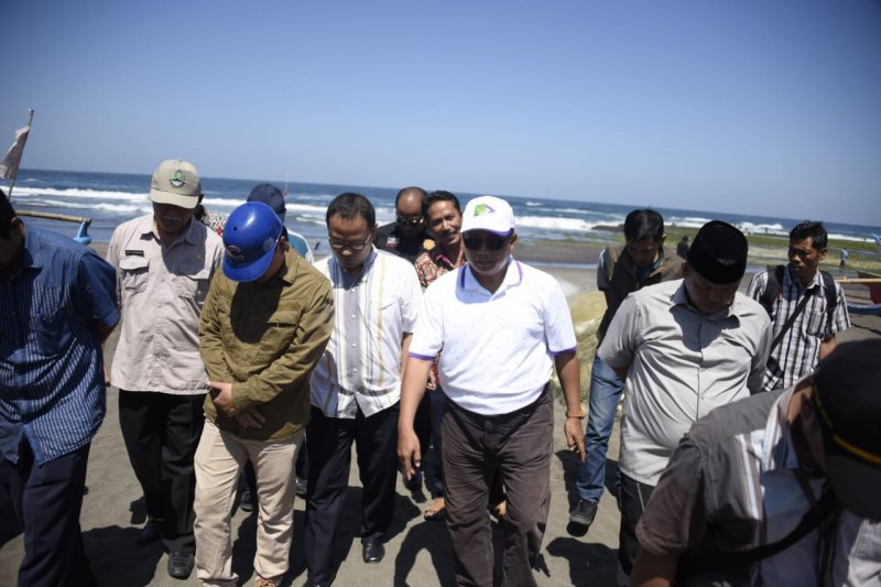 Wagub Jabar: Abrasi Pesisir Pantai Desa Citotok Pangandaran mengkhawatirkan