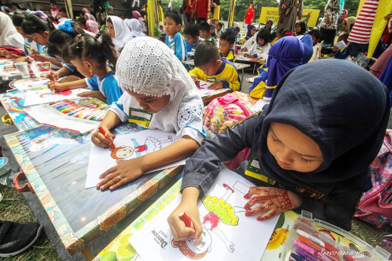 Lomba mewarnai gambar  anak  sehat  ANTARA News