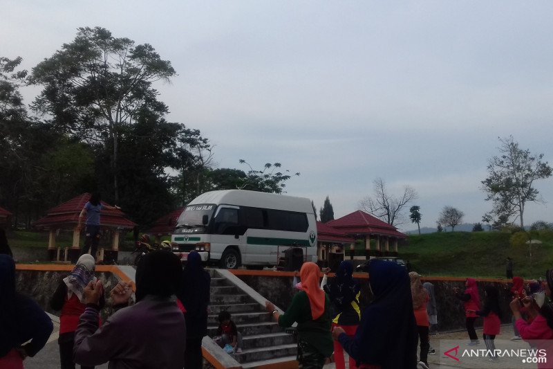 Bupati Solok imbau masyarakat kurangi aktivitas di luar rumah