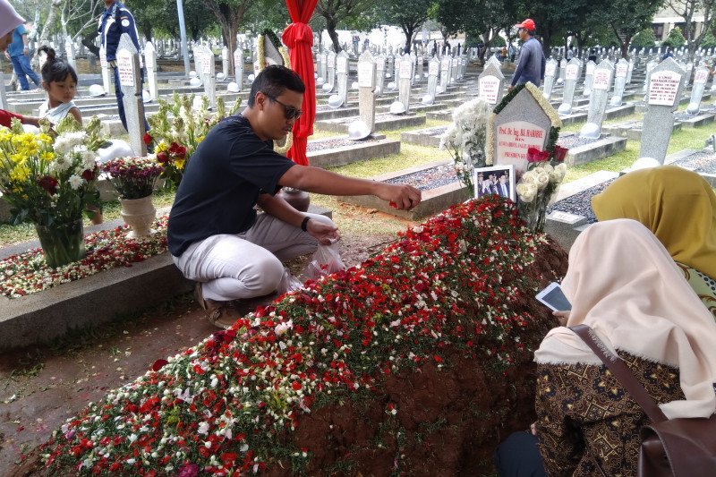 Anak mantan ajudan tinggalkan foto dan surat di makam Habibie