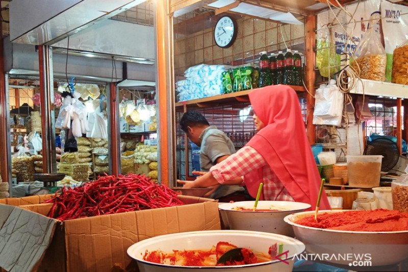 Pasokan banyak, harga cabai merah di Pasar Raya Padang turun