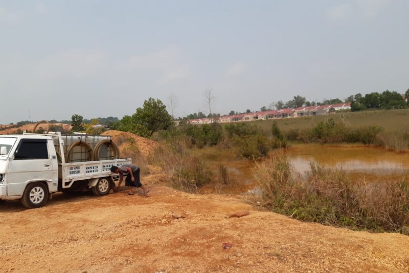 Pedagang di Tanjungpinang jual air dari limbah bauksit
