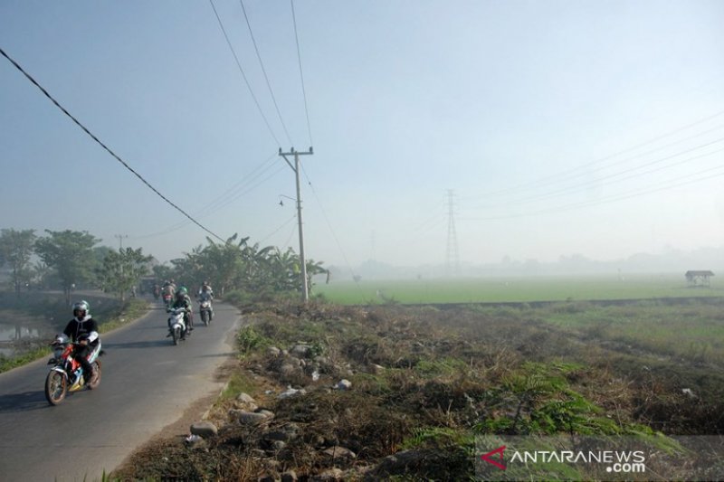 Asap tebal akibat kebakaran TPA Antang