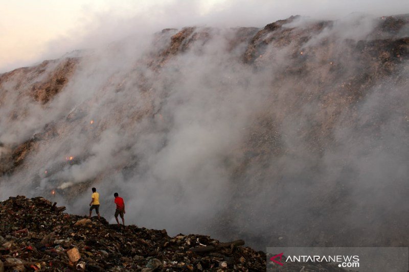 Penanggulangan kebakaran TPA Antang