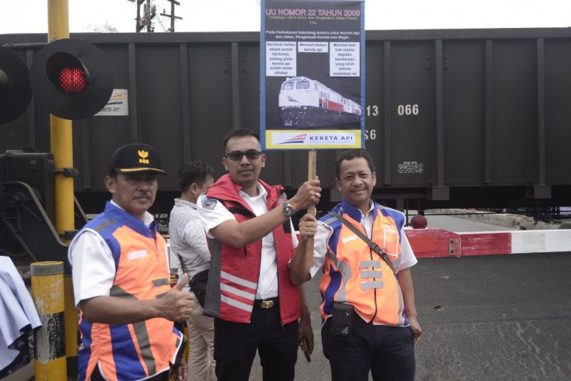 Tingkatkan keselamatan, KAI lakukan sosialisasi di perlintasan sebidang