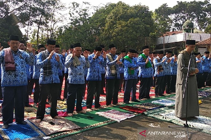 Pegawai Pemkab Garut doa bersama memohon turun hujan