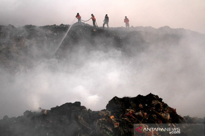 Penanggulangan kebakaran TPA Antang