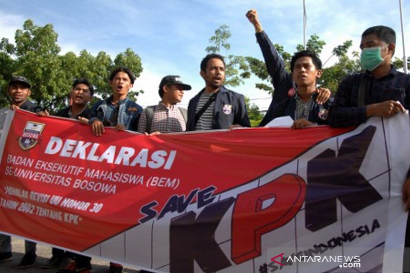 Tolak revisi UU KPK di Makassar