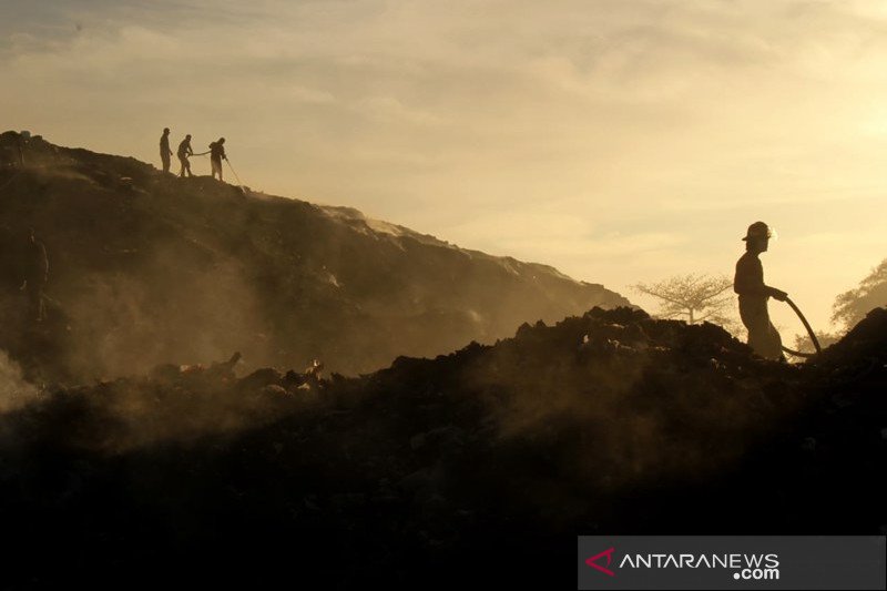 Penanggulangan kebakaran TPA Antang