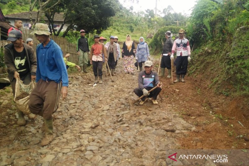 Warga Cianjur berharap perbaikan jalan kabupaten