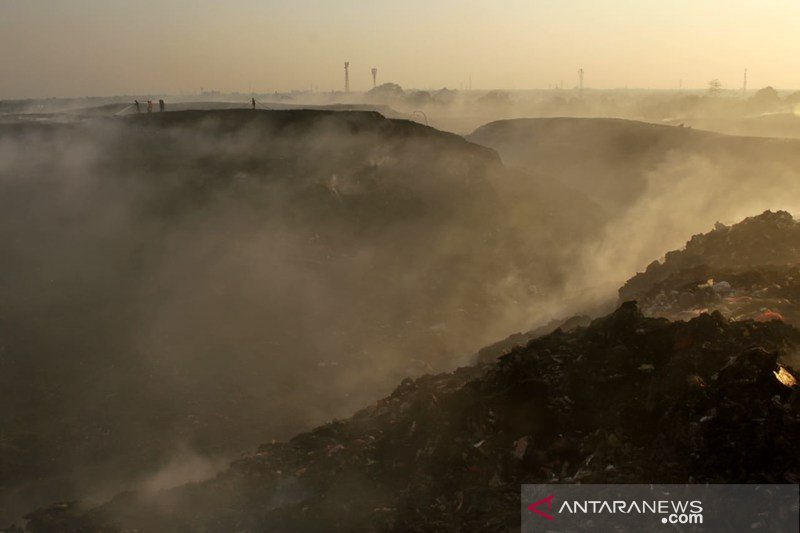 Penanggulangan kebakaran sampah TPA Antang
