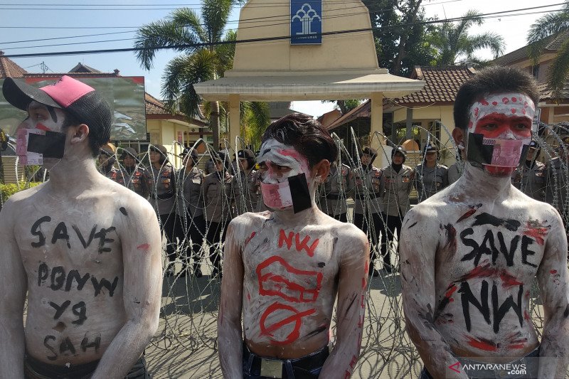 Polwan bantu amankan unjuk rasa NW Anjani di Kemenkumham NTB
