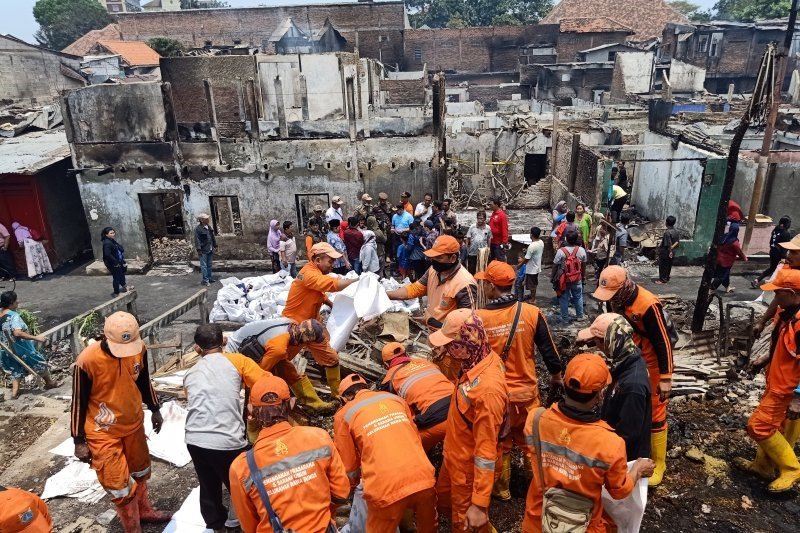 Ledakan ponsel dari salah satu rumah diduga picu kebakaran Jatinegara