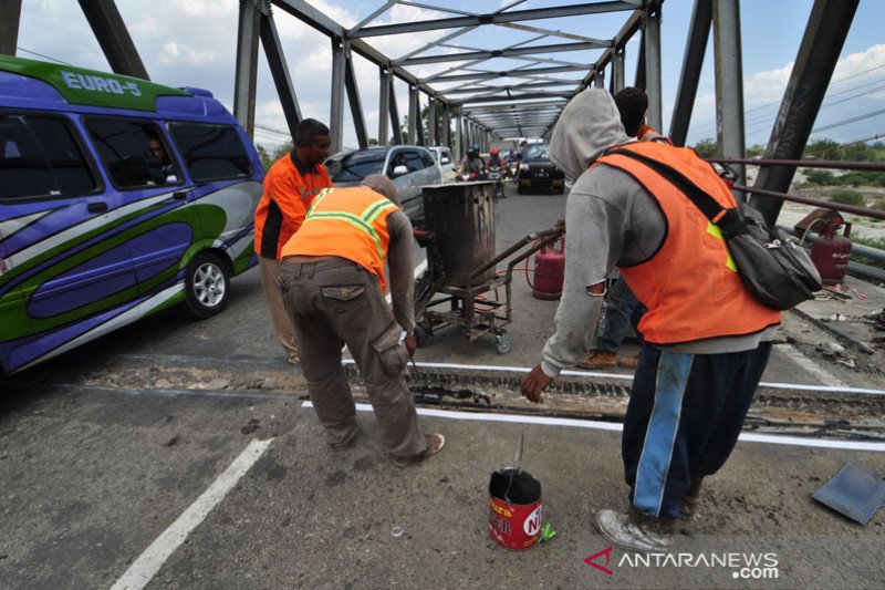 Perbaikan jembatan poros Palu-Tawaeli