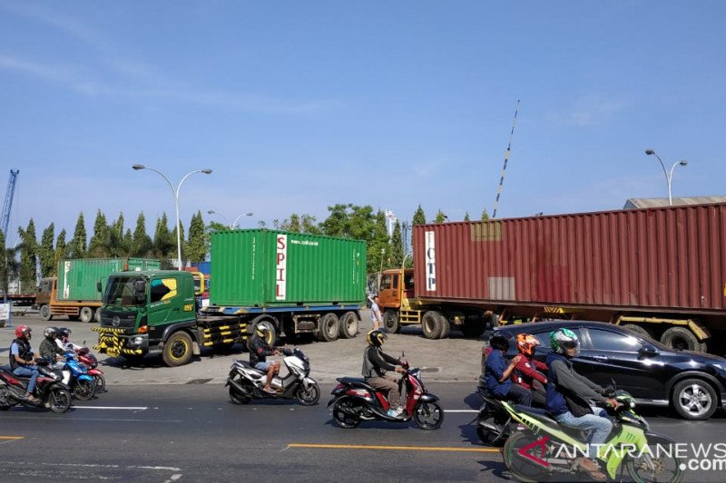 Ratusan sopir truk logistik mogok di Pelabuhan Petikemas Kota Makassar