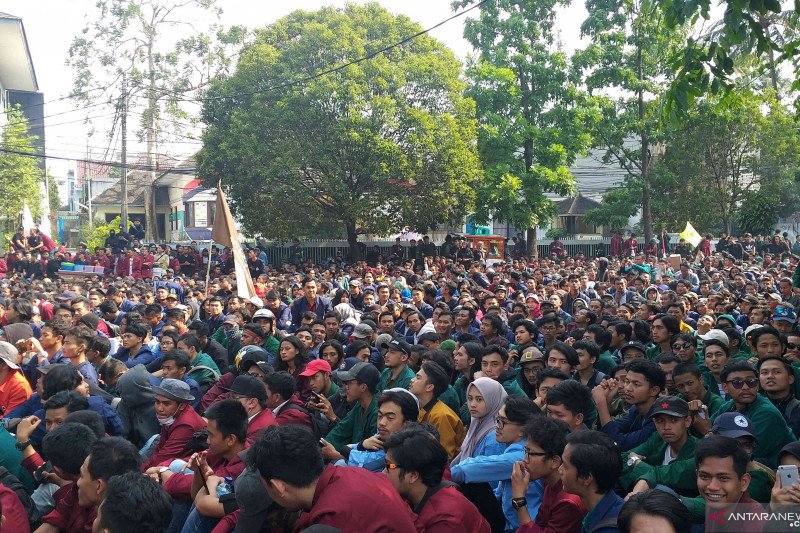 Seribuan mahasiswa Bandung demontrasi di depan DPRD Jabar