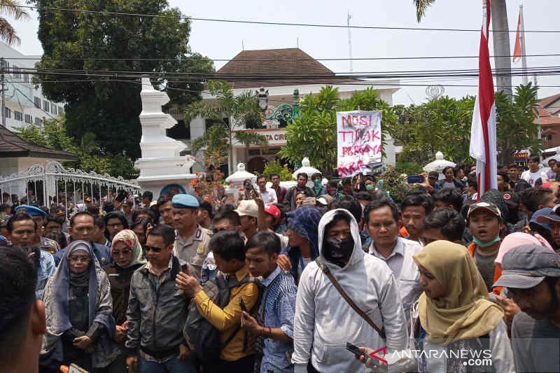 Mahasiswa Cirebon demo tolak revisi UU KPK