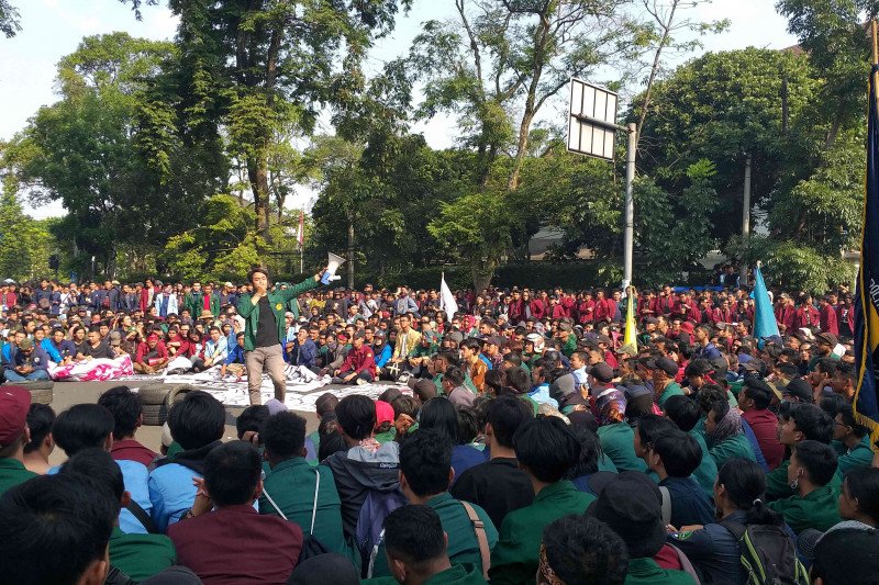 Seorang polisi korban ricuh demo mahasiswa di Bandung masih dirawat intensif