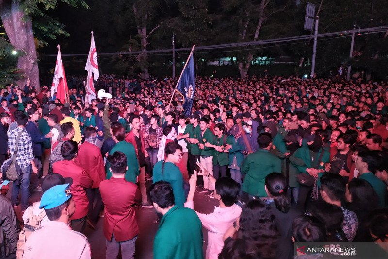 Ribuan mahasiswa aksi masih bertahan di gedung DPRD Jabar