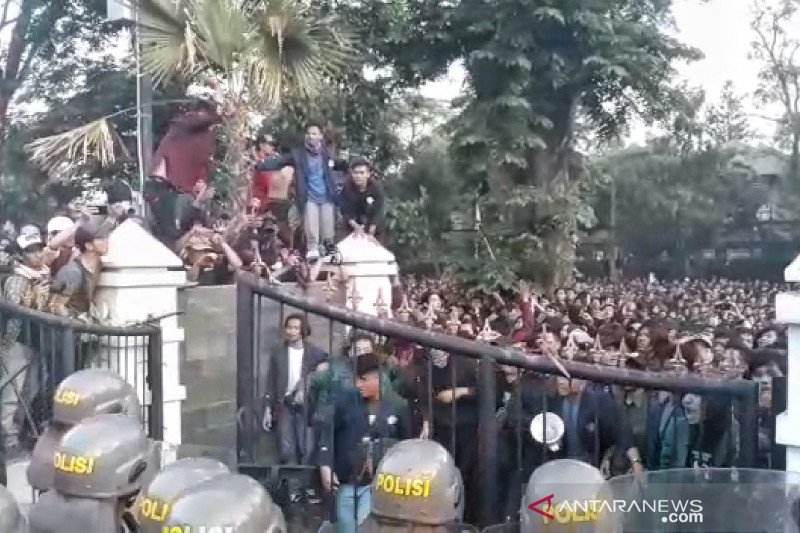 Demonstrasi ribuan mahasiswa di Bandung sempat diwarnai kericuhan