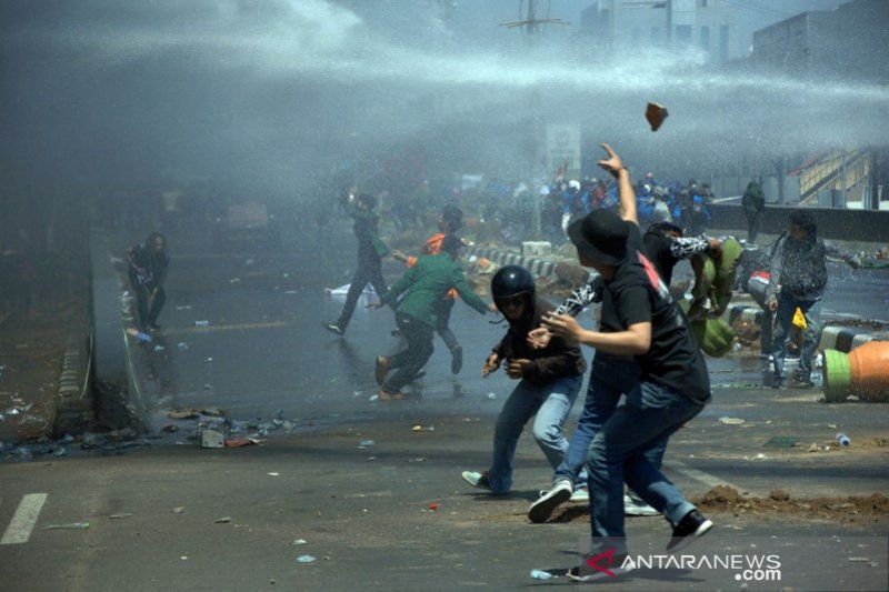 Demo di Makassar berakhir bentrok