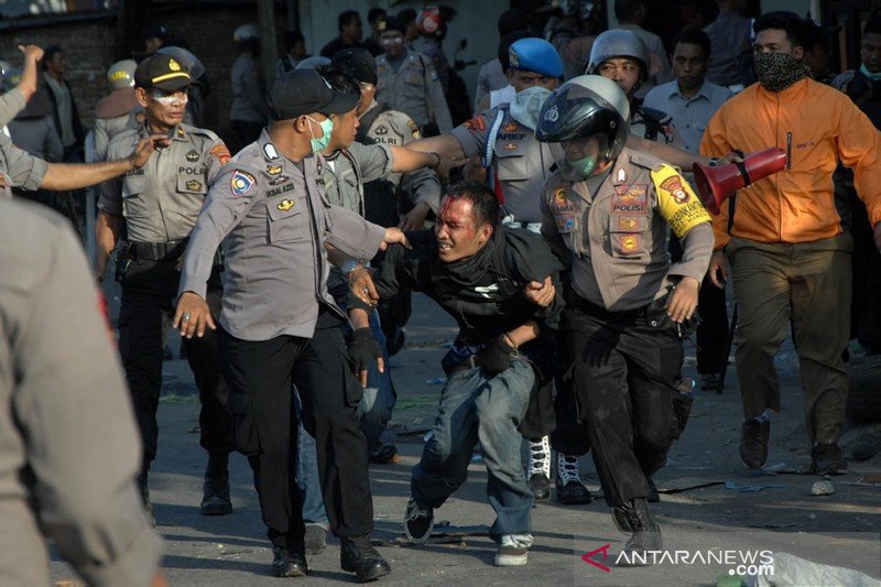 Bentrok mahasiswa-polisi di Makassar