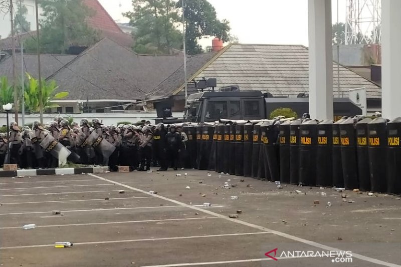 Massa demo Bandung lempari batu ke Gedung DPRD Jabar
