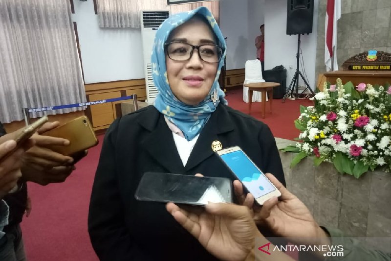 Perempuan politisi Golkar pimpin DPRD Kabupaten Garut