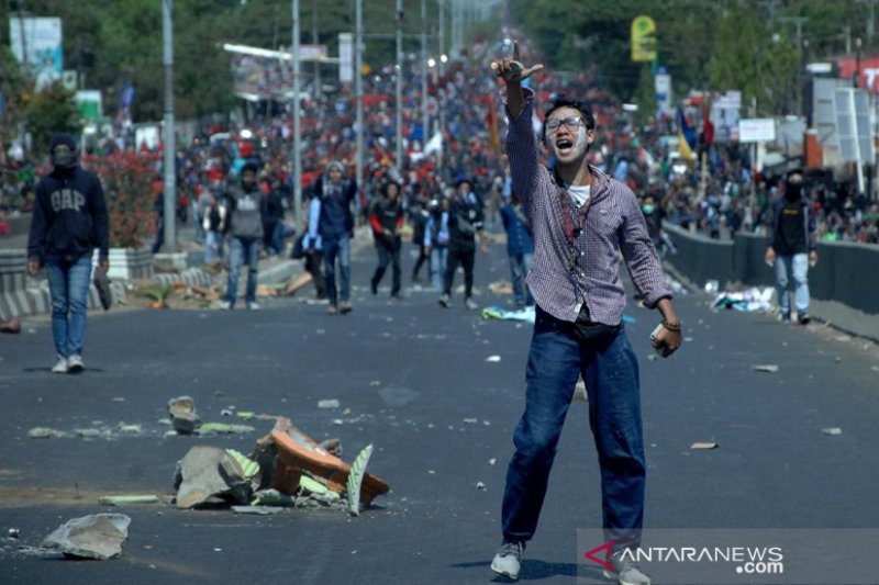 Bentrok mahasiswa-polisi di Makassar