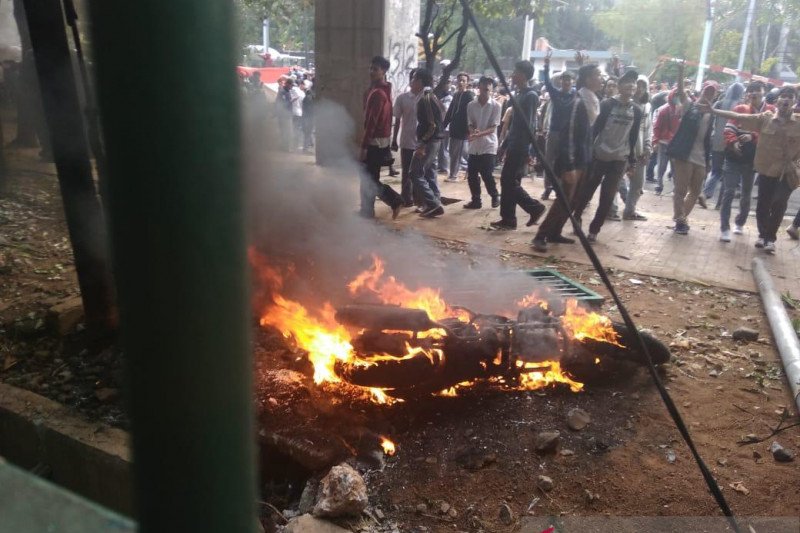 Motor milik wartawan ikut dibakar saat ricuh demo di DPR