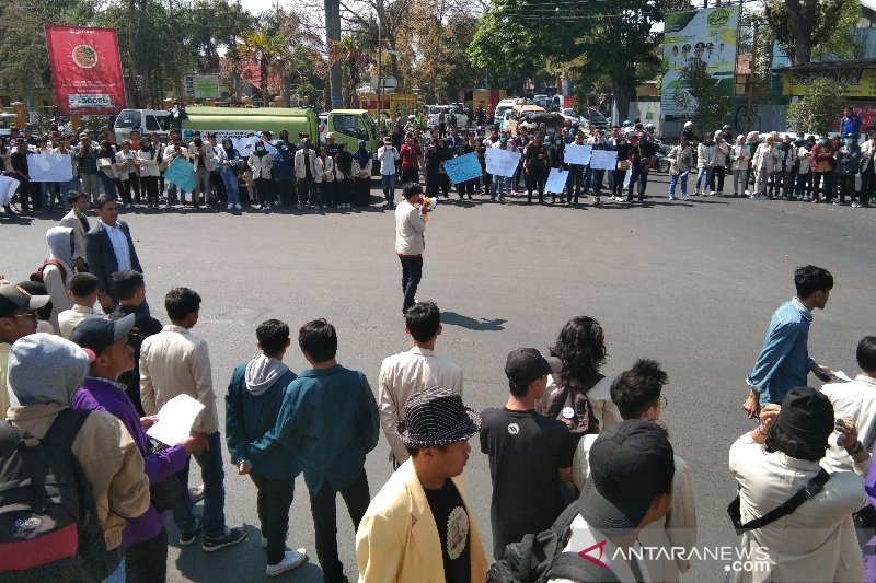 Ratusan mahasiswa gelar aksi di Simpang Lima Garut