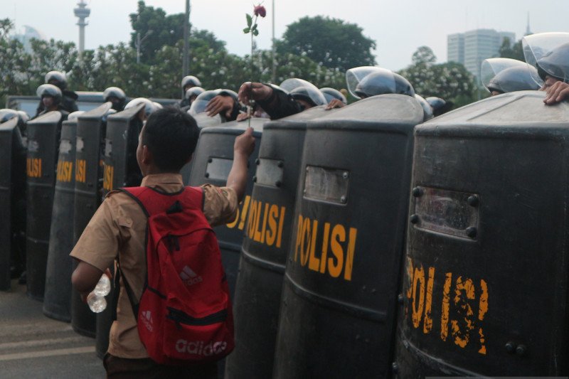 Polisi aksi humanis untuk bubarkan pelajar yang sebelumnya lempar batu