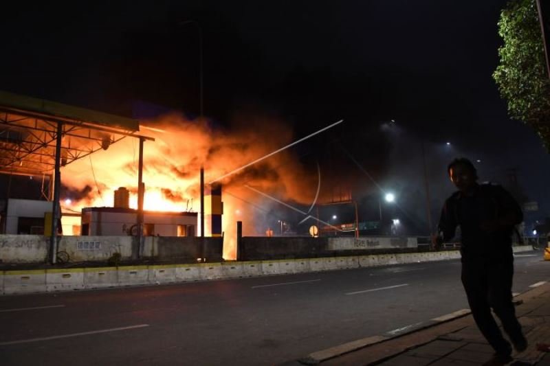 GERBANG TOL PEJOMPONGAN DIBAKAR MASSA