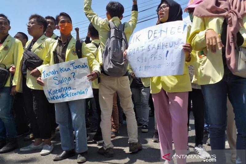 Mahasiswa Kuningan unjuk rasa di depan gedung DPRD