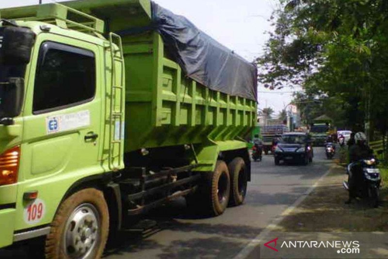 Kabupaten Bekasi akan batasi jam operasional truk jungkit