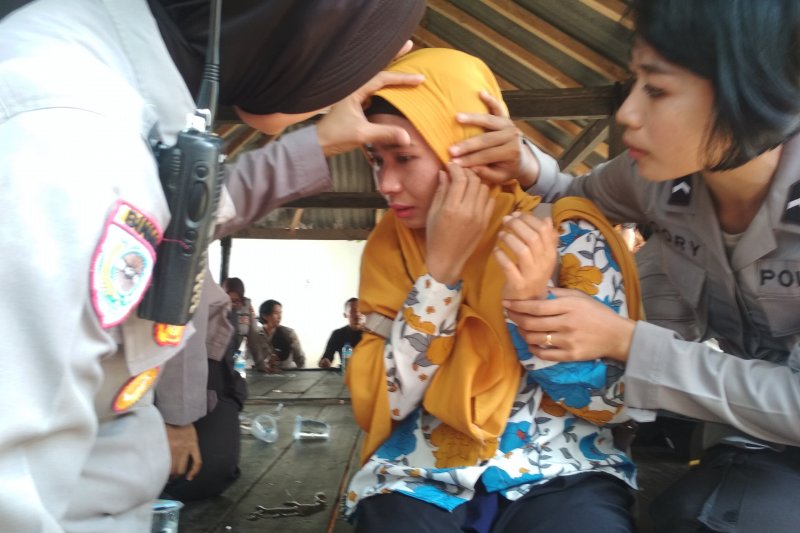 Unjuk rasa di DPRD NTB , wartawan Lombok TV terkena lemparan batu