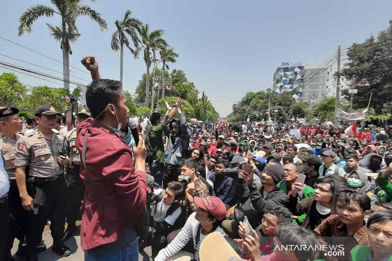 Mahasiswa Cirebon kembali demo di depan DPRD