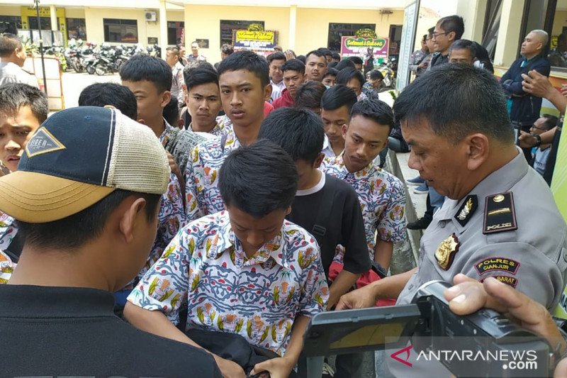 Polisi amankan ratusan pelajar SMK mau demo ke Jakarta
