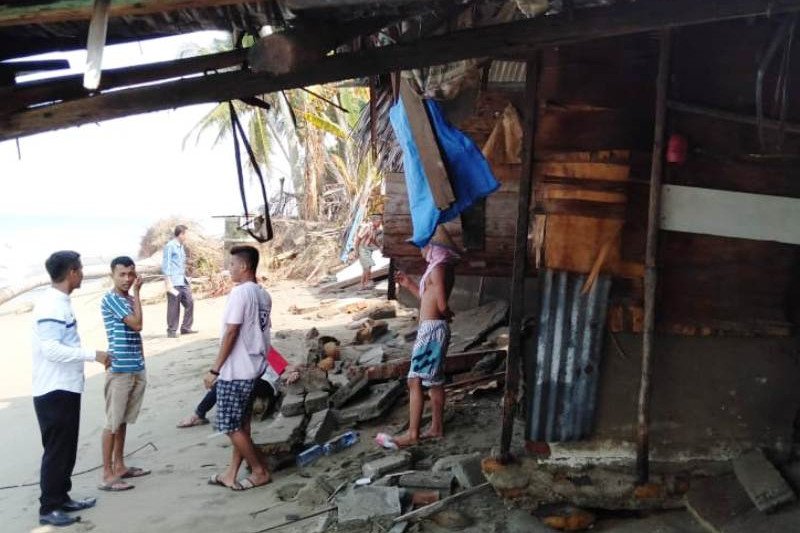 Abrasi rusak 15 rumah di Batang Kapas