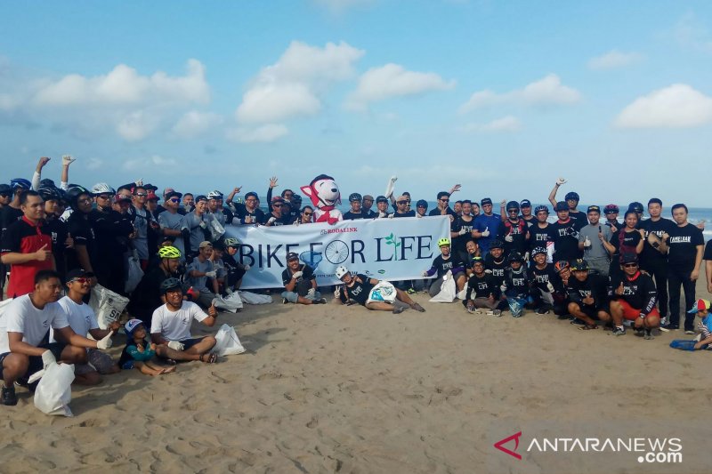 Rodalink pungut sampah plastik di kawasan wisata Pantai Seminyak