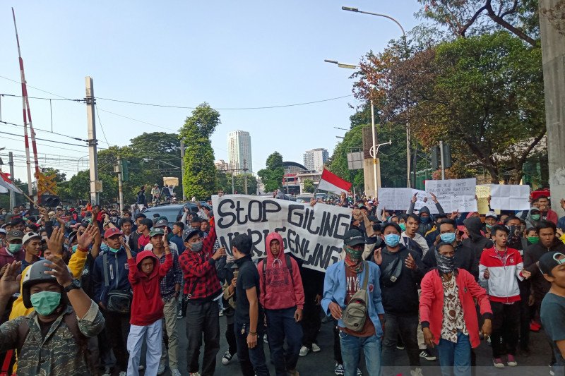 Demonstran pelajar di dekat Stasiun Palmerah lempari polisi